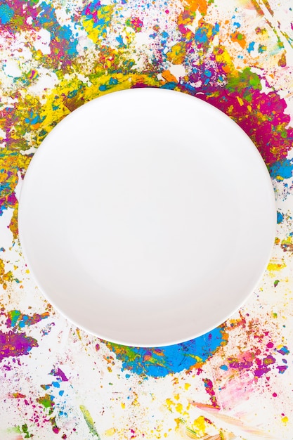 Бесплатное фото Белый круг на пятнах разных ярких сухих цветов