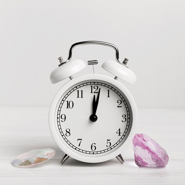 美しい貝殻の白い時計