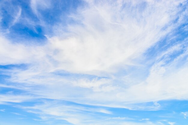 青空の背景に白い雲