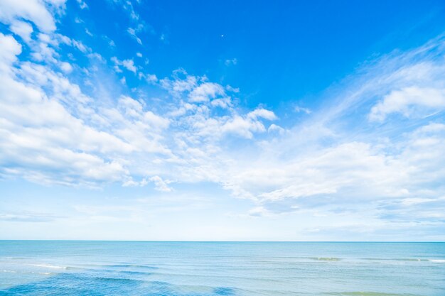 Белое облако на голубом небе и море