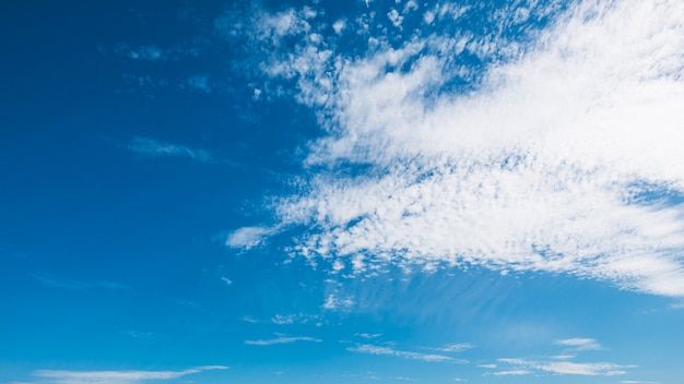 青空に白い雲