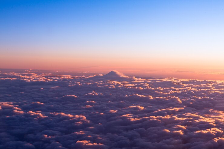 昼間の青い空の下の白い雲