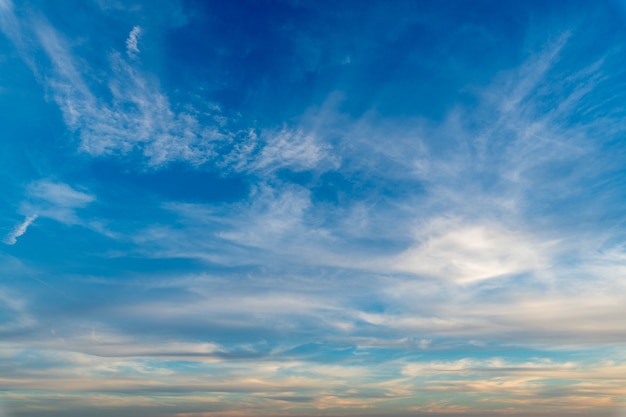 澄んだ青い空に白い雲