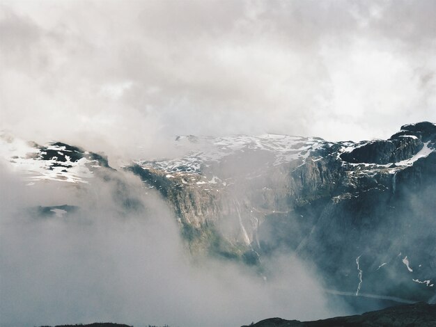 Белые облака покрывают великолепные фьорды Норвегии