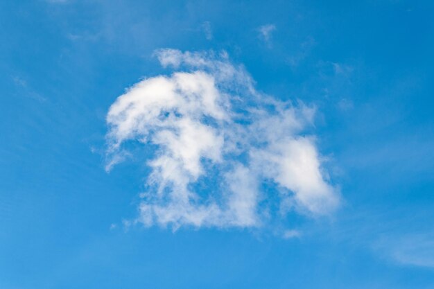 Белые облака на голубом небе осенью. естественный фон для творчества и дизайна.