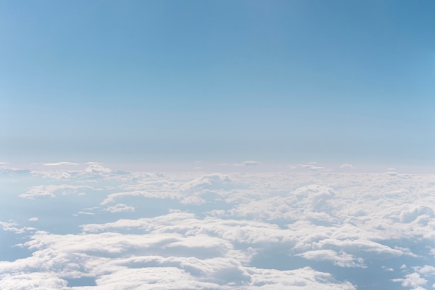 Белые облака видно из самолета