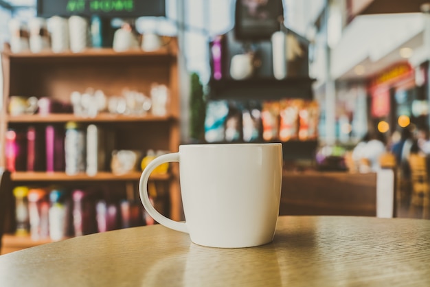 Foto gratuita tazza di caffè bianco in caffetteria