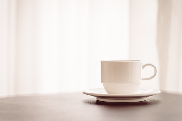 Белая кофейная чашка