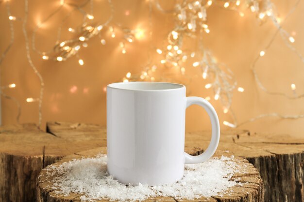 Белая кофейная кружка для рекламы и копировального пространства рождество и новый годмокап для нанесения принта