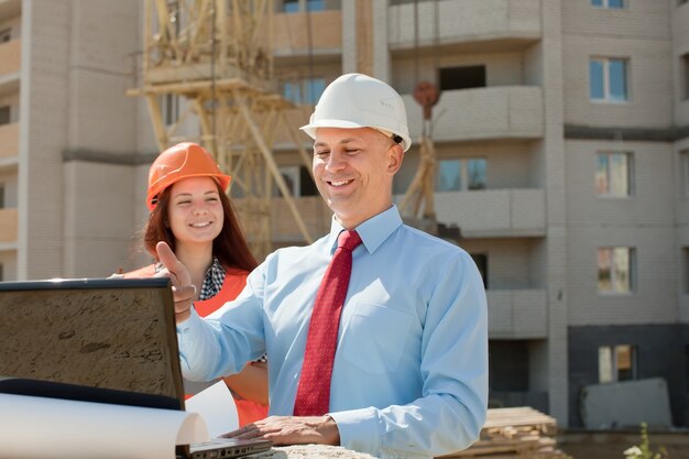 ホワイトカラーの労働者が建築現場で働く