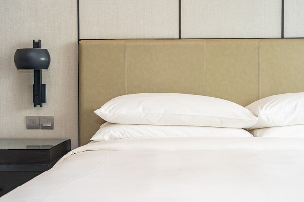 寝室の白い快適な枕装飾インテリア