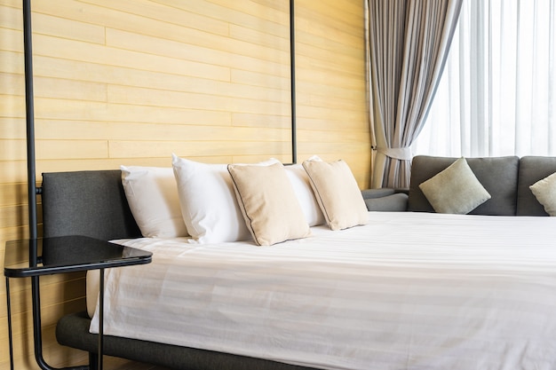 Бесплатное фото Белая удобная подушка на кровать, украшение интерьера спальной комнаты