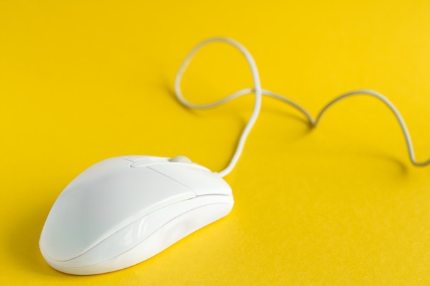Белая компьютерная мышь, изолированная на желтом
