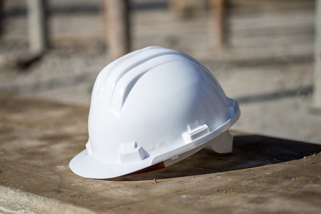 Free photo white construction helmet on the ground under the sunlight