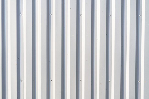 Белый гофрированный металлический фон стены