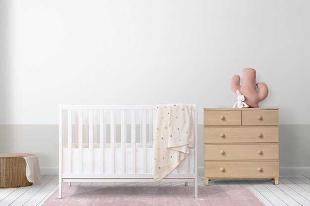 Белая кроватка в минималистичной детской