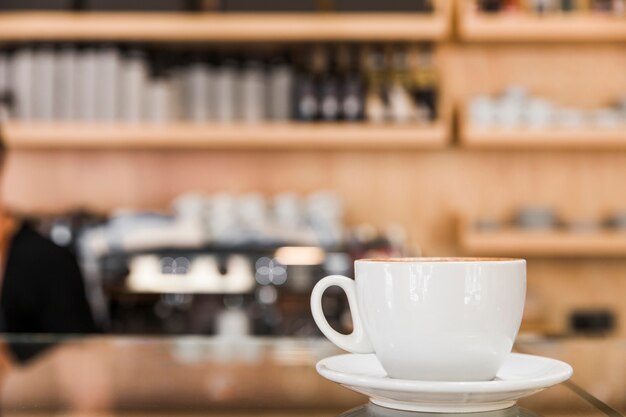 white cup of coffee in caf�