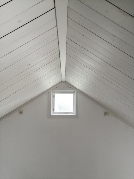 窓が付いている白い設計天井