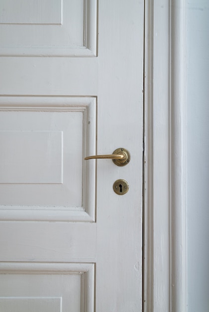 ドアハンドル付きの白いドア