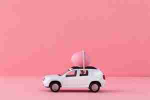 Foto gratuita automobile di pasqua bianca con uovo rosa e sfondo