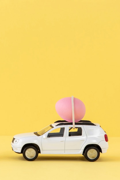 ピンクの卵と白いイースター車