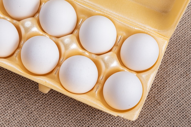 갈색 표면에 흰 계란 판지