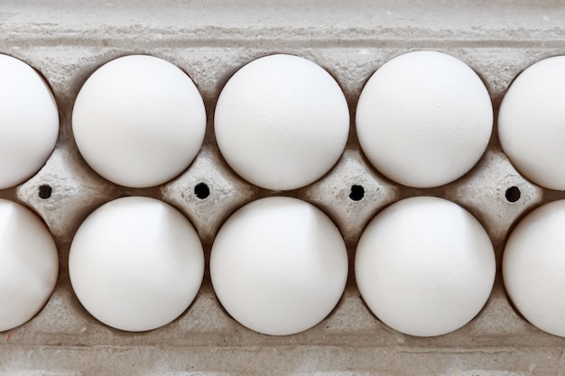 Органическая картонная упаковка белого яйца, вид крупным планом. Premium Фотографии
