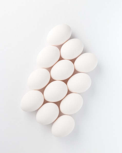 Foto gratuita composizione di uova bianche