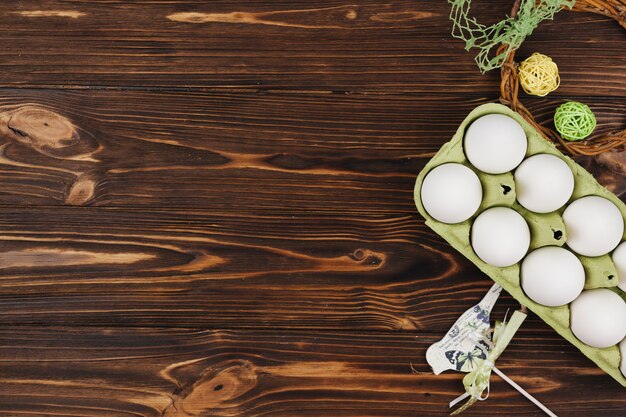 Free photo white eggs in rack on table