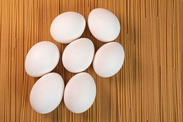生パスタに白い卵