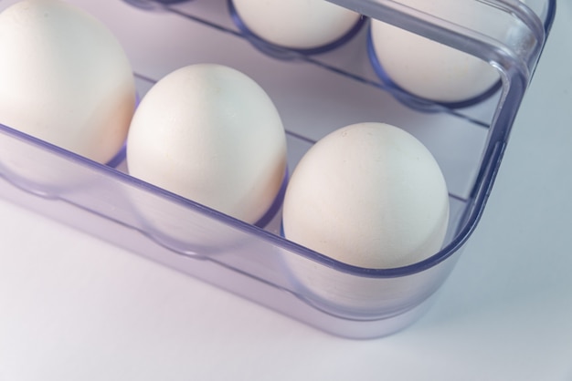 Белые яйца на белом фоне