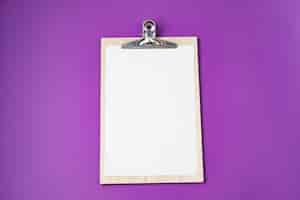 Бесплатное фото Белый пустой бланк на фиолетовом фоне вид сверху на плоскую планировку