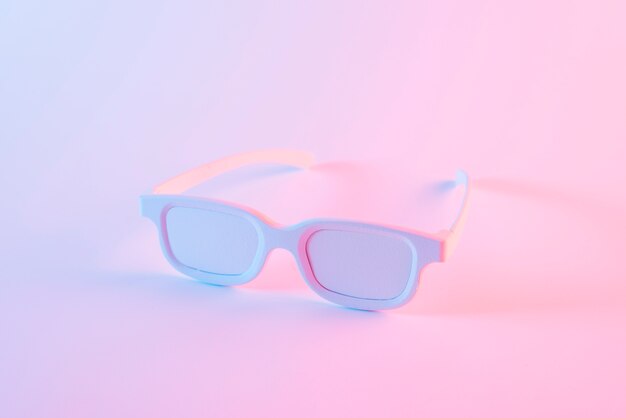 분홍색 배경에 흰색 안경