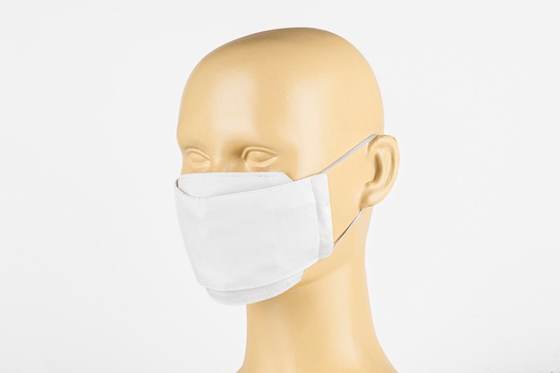 Maschera facciale in tessuto bianco su manichino