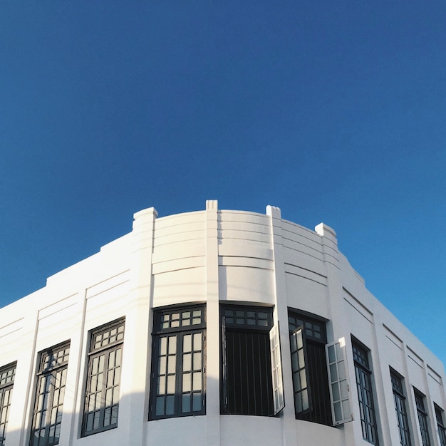 Free photo white facade and blue sky