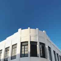 Free photo white facade and blue sky