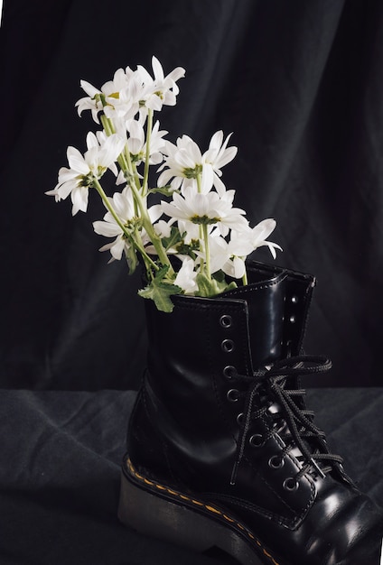 Fiori bianchi in stivali scuri