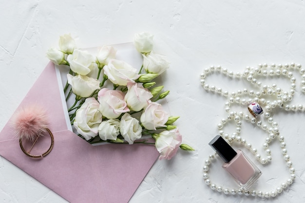 白い花 真珠のネックレス 香水 White Accessoriesと花のグリーティングカード コピースペースでオンラインショッピングやデートのコンセプト プレミアム写真