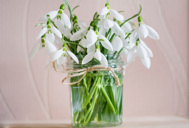 水と花瓶に白い花