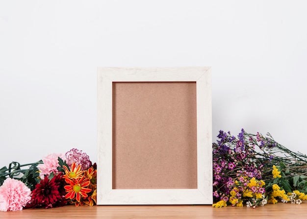 Белая рамка и яркие цветы