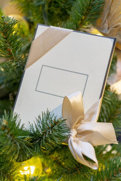 비문, 크리스마스 트리 장식을위한 공간이있는 흰색 선물 상자