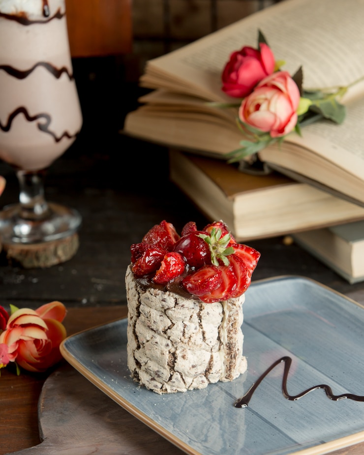 Бесплатный Фотография белый козий сыр с клубникой и шоколадным сиропом.