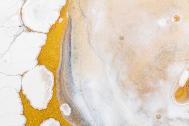白と金の液体大理石の背景DIYの贅沢な流れるような質感の実験的なアート