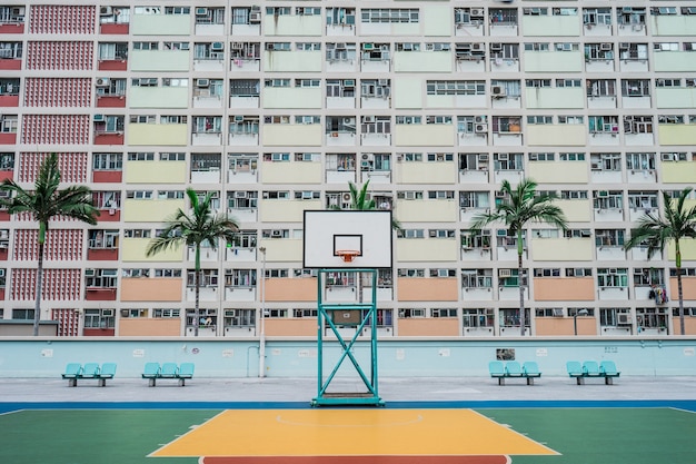 Foto gratuita campo da basket bianco e verde