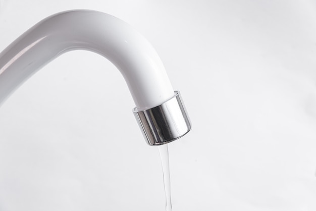 Free photo white kitchen sink faucet  - close up