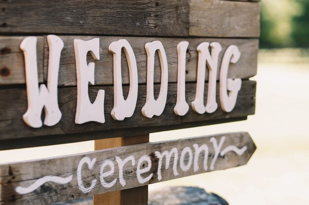 Белые буквы «Свадьба» надела деревянную доску