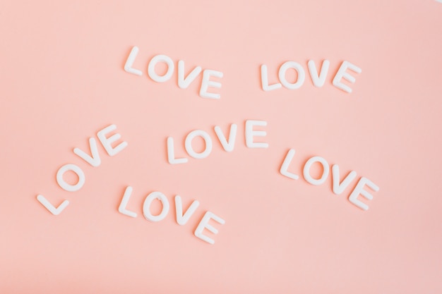 ピンクのテーブルに白い愛の碑文