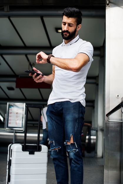 Uomo bianco che trasporta bagagli