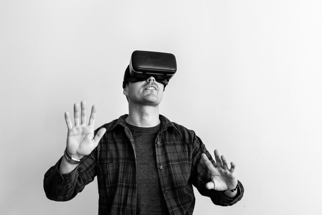Белый человек в виртуальной реальности с гарнитурой VR