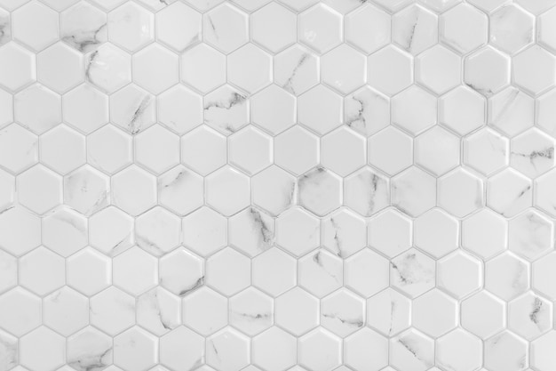 六角形のパターンと白い大理石の壁